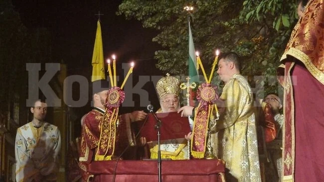 Стотици жители и гости на Стара Загора посрещнаха Възкресение Христово в двора на катедралния храм „Св. Николай Мирликлийски Чудотворец“