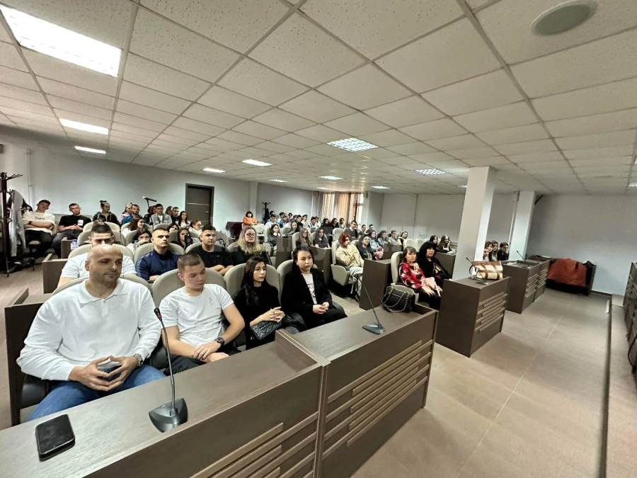 Мартин Харизанов събра близо 100 младежи да дискутират превенцията срещу наркотици и алкохол СНИМКИ