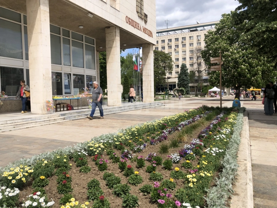 Ограничено е движението в центъра на Мездра