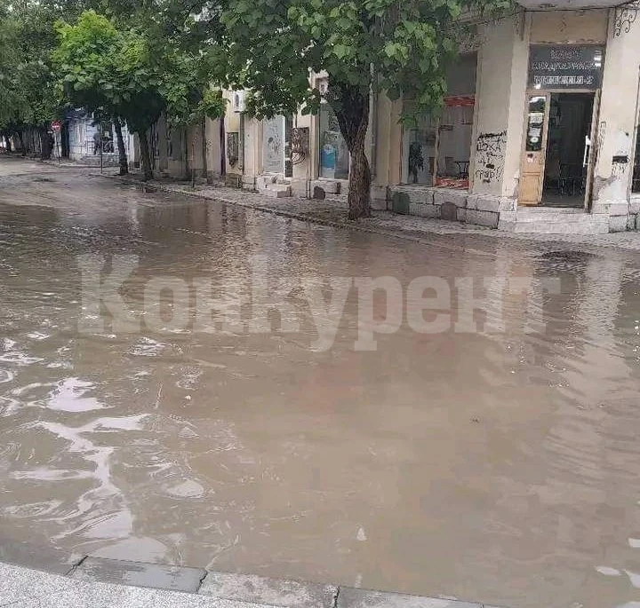 Ремонтираната пешеходна зона на Видин потъна под вода