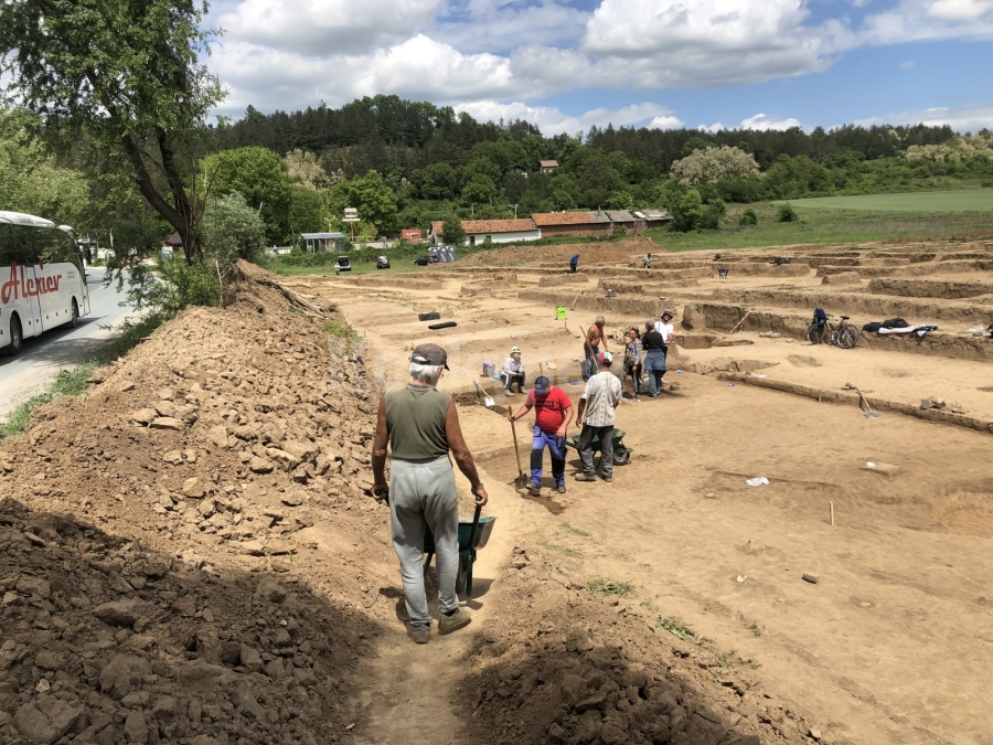 Откриха цял непокътнат съд в археологически разкопки край Мездра