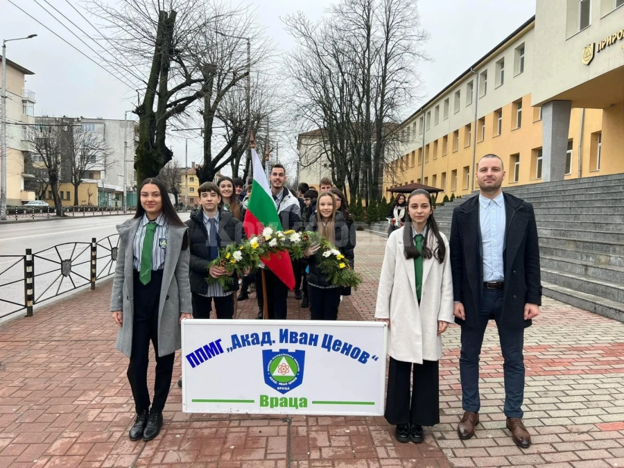 Бивши съученици от ПМГ се събират на парти в София