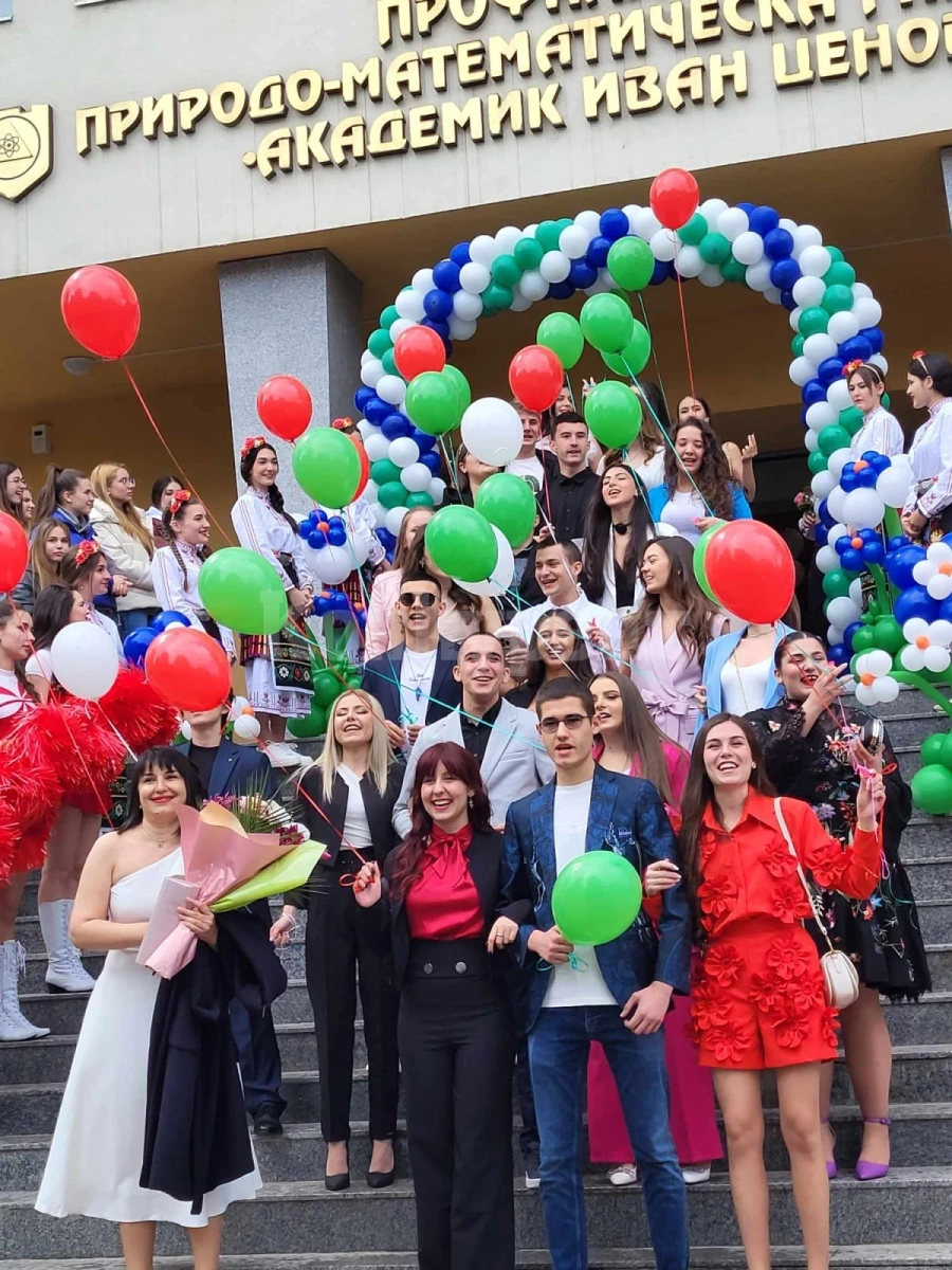 150 зрелостници завършват ППМГ „Акад. Иван Ценов“ СНИМКИ