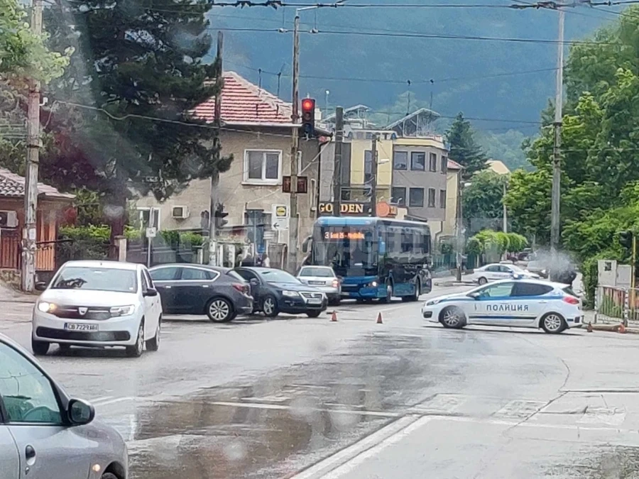 ОБНОВЕНА Катастрофа между кола и електрически автобус на градския транспорт блокира кръстовище във Враца