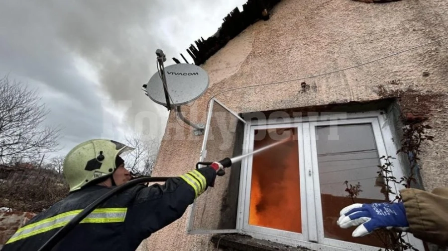Жена е обгазена и изгоряла, вследствие на пожар в дома и