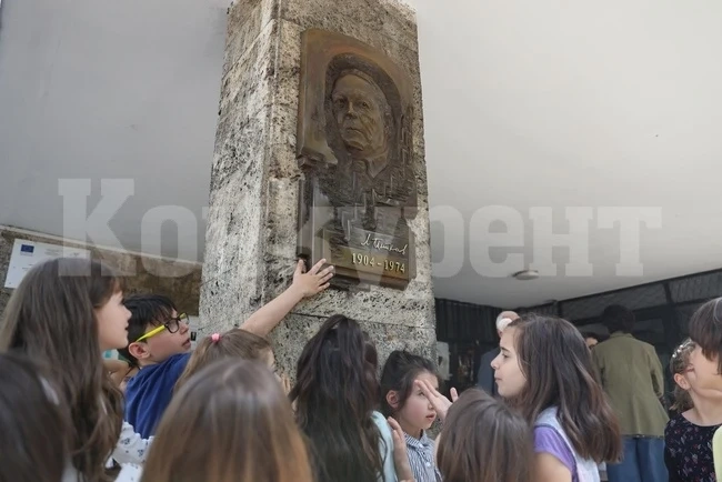 Юбилейна изложба и барелеф на Любомир Пипков бяха открити официално в Националното музикално училище