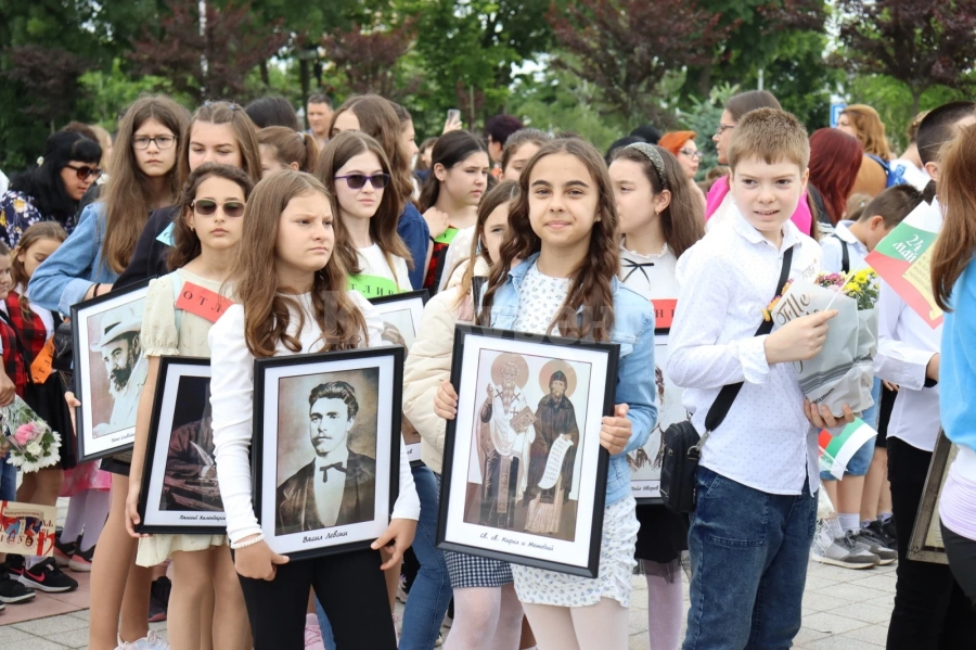 Подаръци за всички първолаци от община Козлодуй! Вижте повече за празника днес СНИМКИ