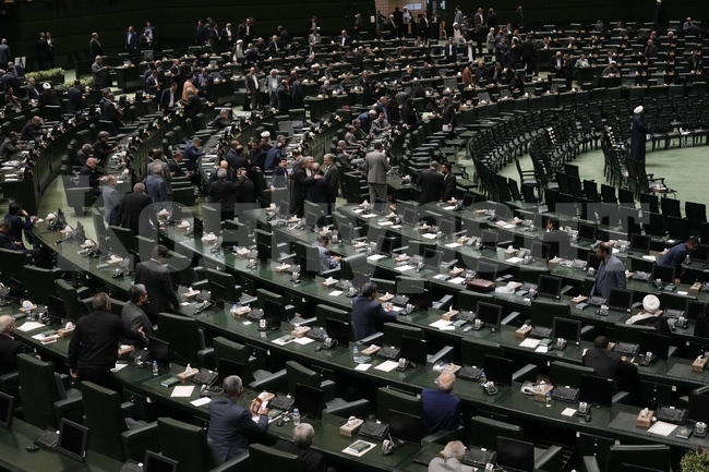 Новият парламент на Иран се събра на първото си заседание след катастрофата с хеликоптер, при която загинаха президентът и външният министър