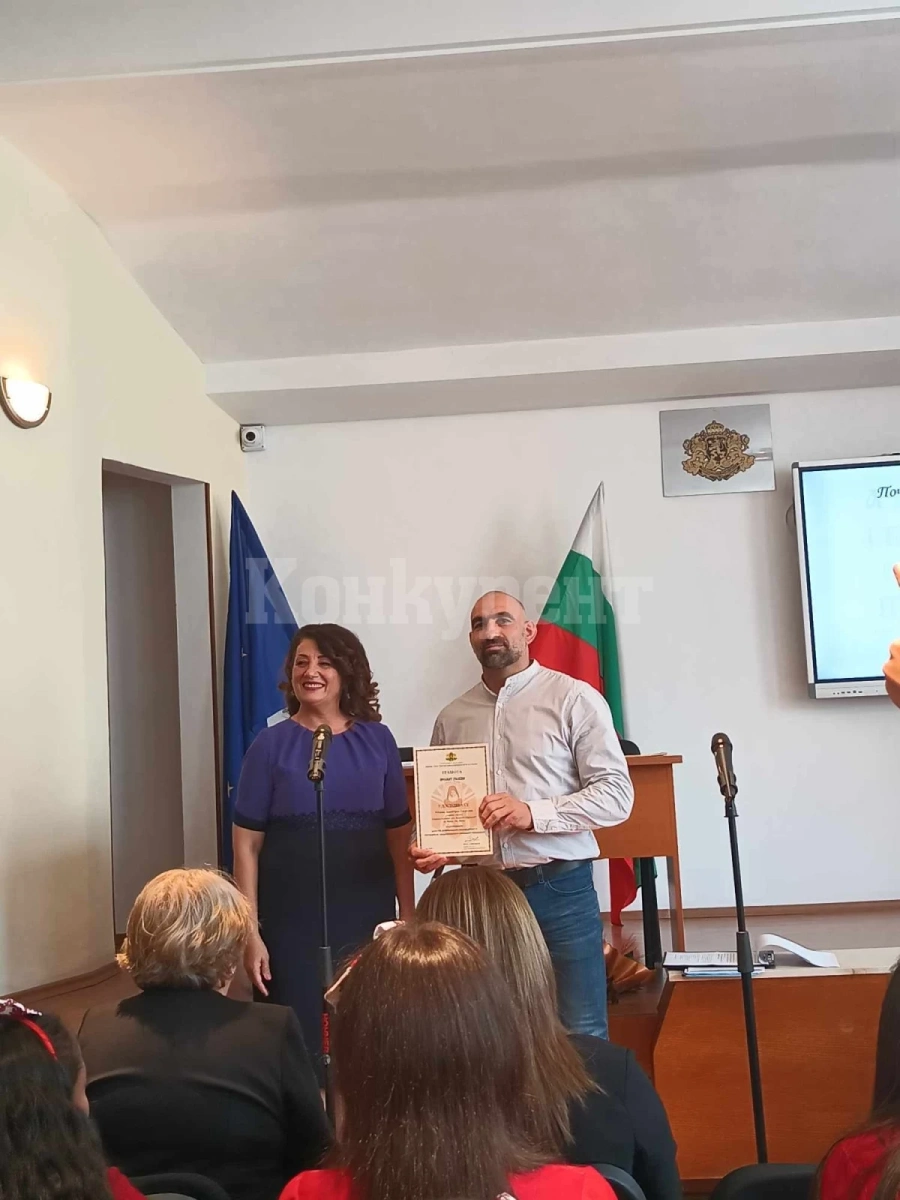 Юлиян Георгиев с почетно отличие „Неофит Рилски“ на МОН.
