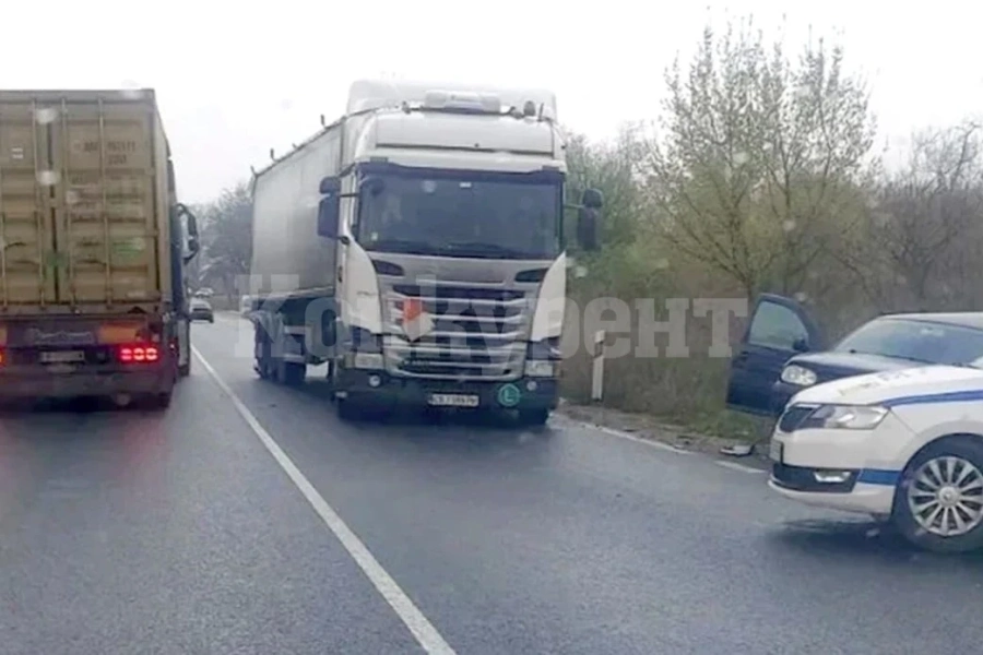 Петима са в болница след катастрофа между два камиона