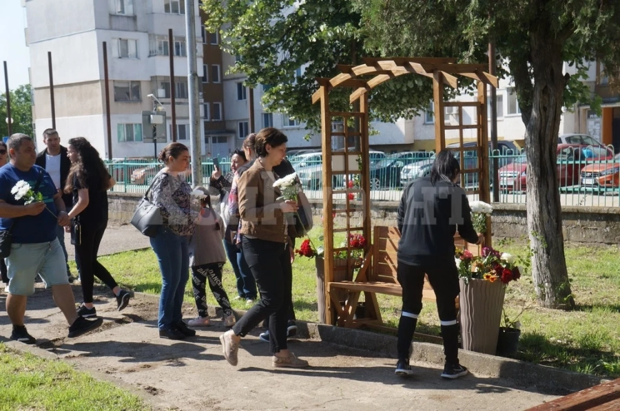 Монтираха пейка в ИСУ \