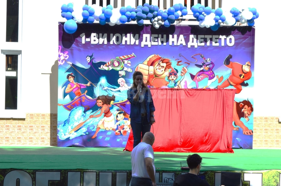 Децата във Вършец отпразнуваха 1 юни със забавна детска постановка СНИМКИ