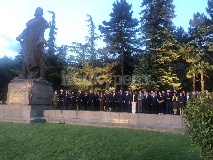Президент и премиер във Враца за поклонението пред Ботев СНИМКИ
