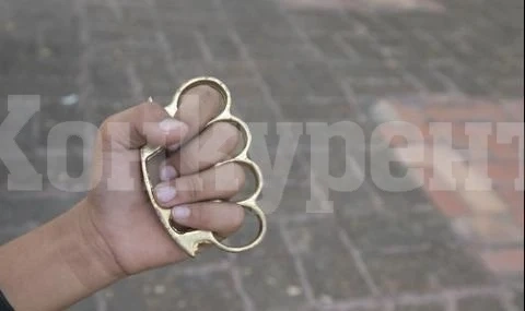 Тийнейджъри пребиха с метален бокс 37-годишен, взели му 50 лева