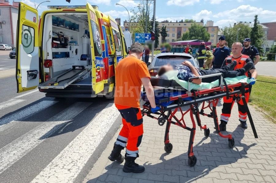 Шофьор блъсна баба на заден ход, откара я в болница