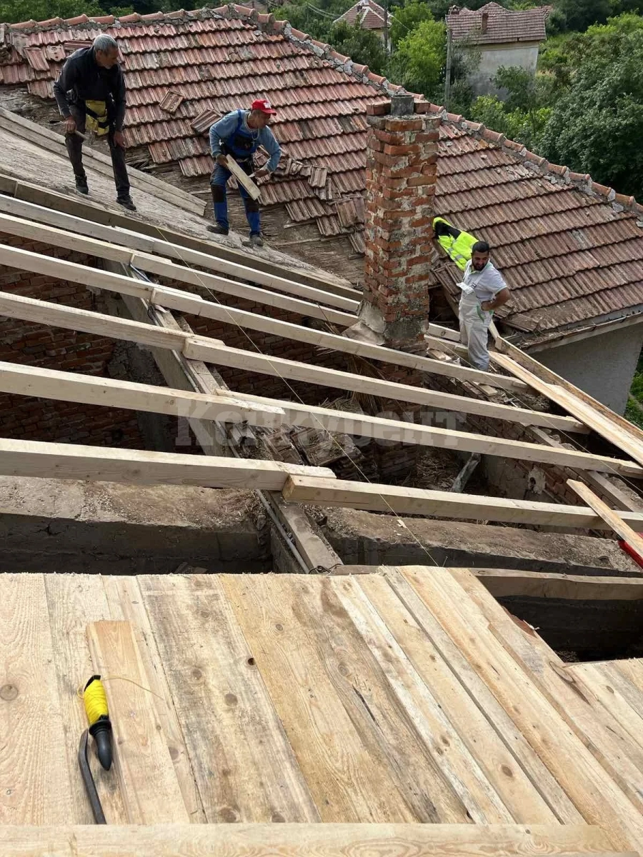 Ремонтират покрива на НЧ „Н. Й. Вапцаров“ в село Соколаре СНИМКИ
