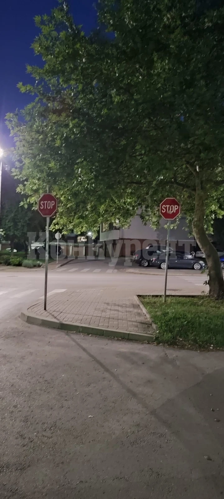 Типично по нашенски - с два знака STOP един до друг