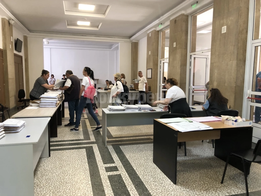 957 са членовете на СИК в община Враца. Днес получават изборни документи