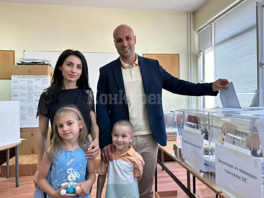 Кандидатът за депутат и втори в листата на ГЕРБ-СДС Мартин Харизанов гласува точно в 10:22 часа