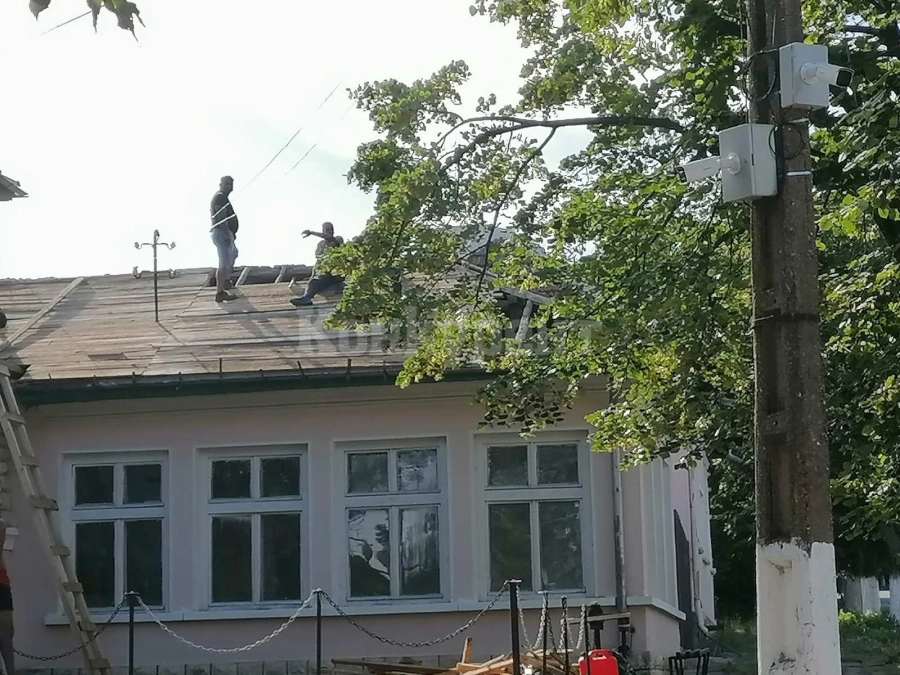 Ремонтират покрива на НЧ„Просвета -1930“ в Буковец