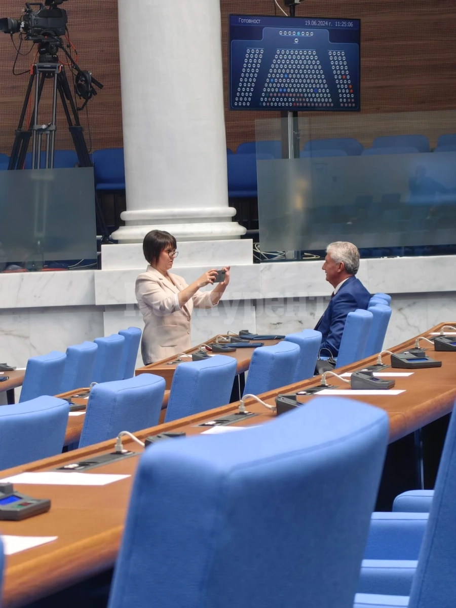 Кадър от парламентарния ден: Генади Събков документира първия си работен ден