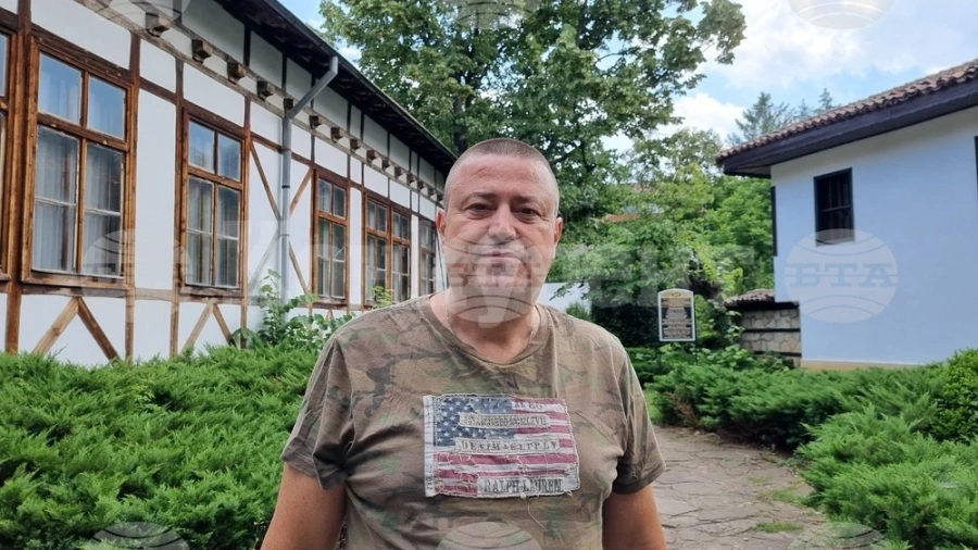 Врачанският художник Александър Василев – Василевса представи картини в Париж