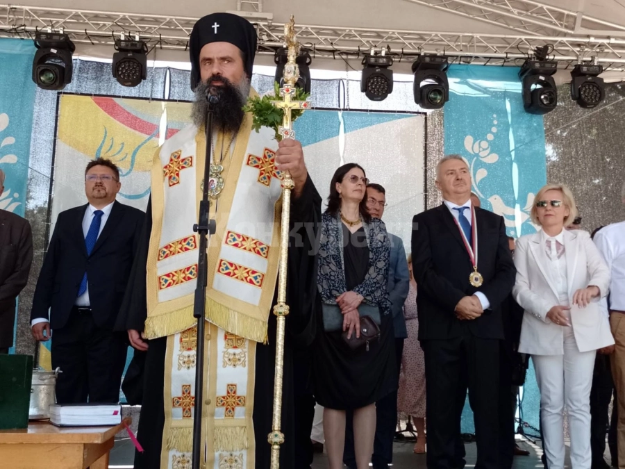 Благослов, отслужен от двама митрополити, даде началото на тържествата в Монтана