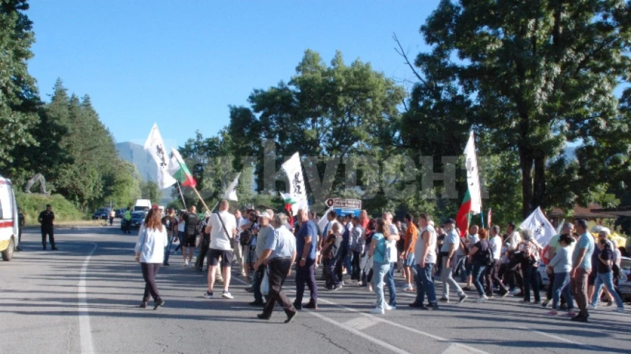 Бързия отново на протест срещу ТИР-овете през Петрохан