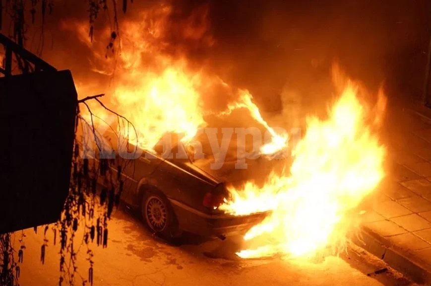 Огнеборци гасиха горящ автомобил