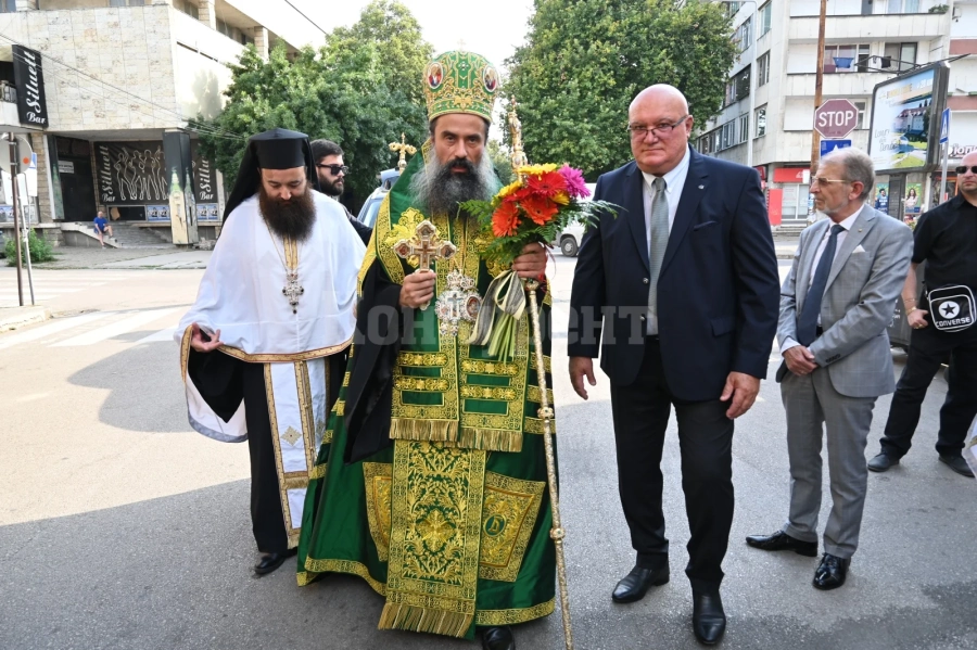 С духова музика посрещнаха патриарх Даниил във Видин