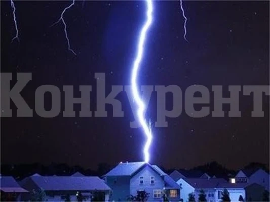 Мълния падна върху къща