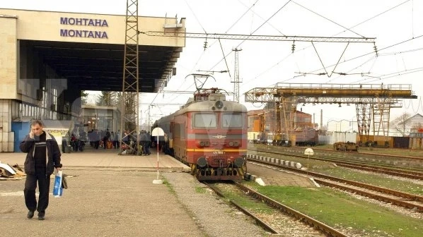 Апаш нападна, заплаши с нож и ограби дядо на гарата в Монтана