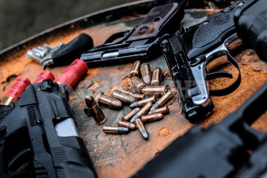 Арестуваха мъж, държал в дома си боен арсенал