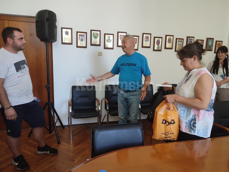 Кметът на Монтана и съветници помагат на хора, пострадали при пожар