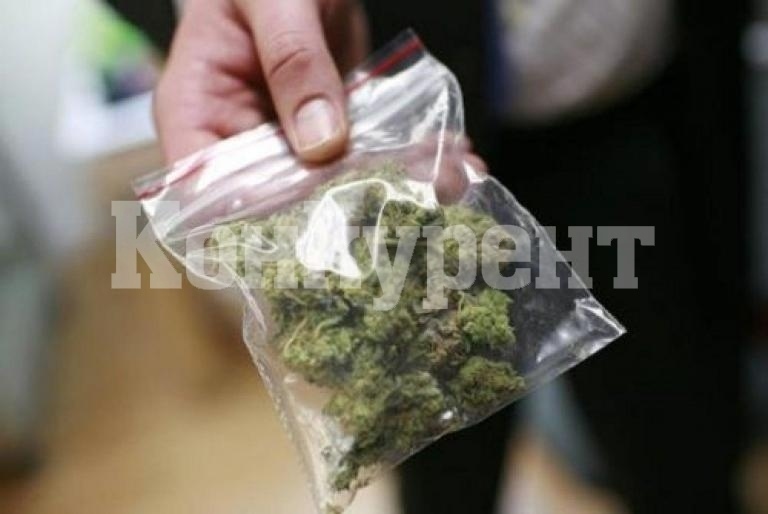 Задържаха криминално проявен и осъждан мъж, намериха в дрехите му \