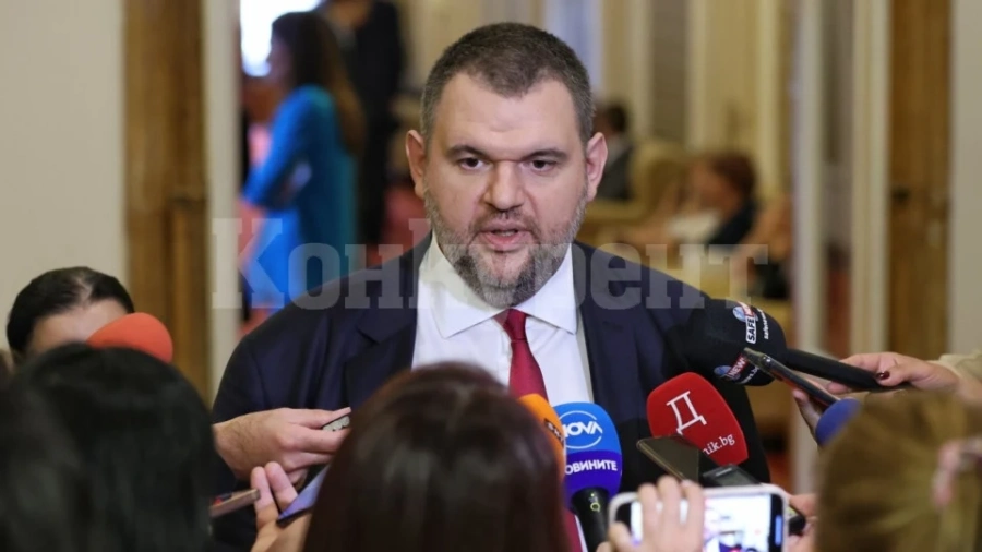 Пеевски: Защо се бави процедурата за служебен кабинет? Защото Радев се пече на море в чужбина