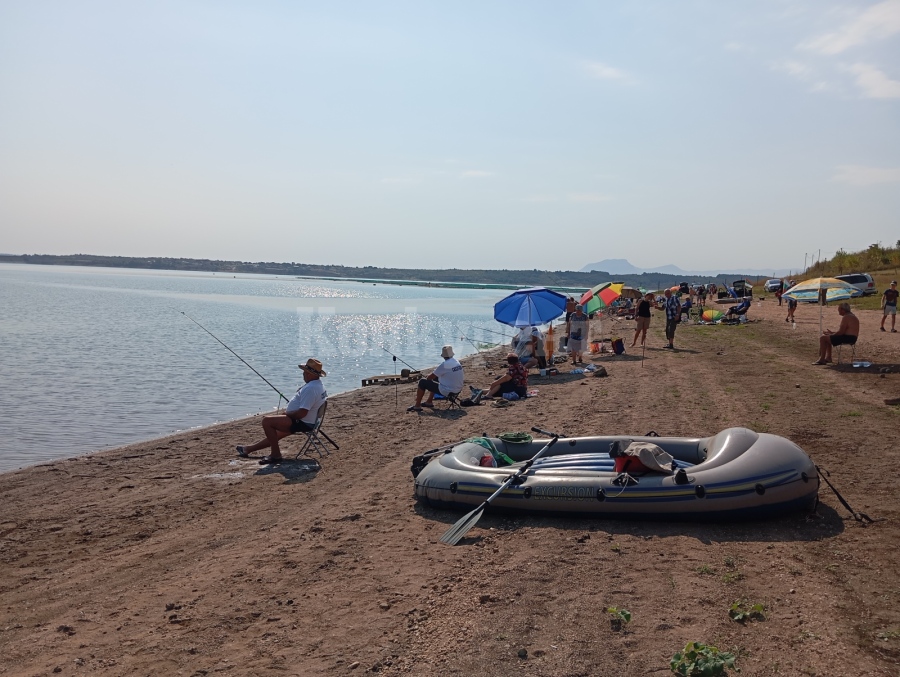 Незрящи хора от цялата страна се състезават по спортен риболов на язовир „Огоста“