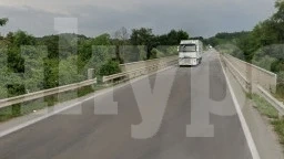 Днес поради високите температури се ограничава движението за камиони над 20 т по пътни участъци в Русе, Разград, Силистра и Велико Търново