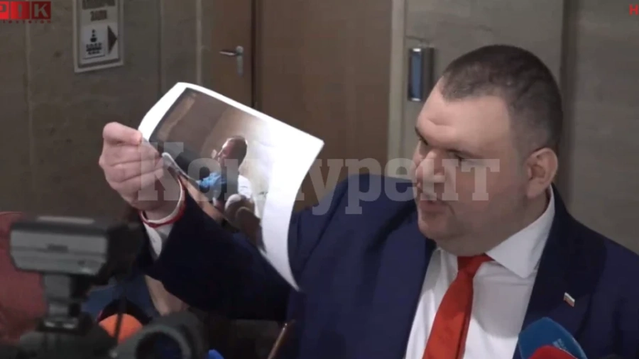 Пеевски показа СНИМКА на човека, който всеки ден е в парламента от името на мистър \