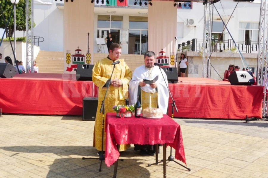 Община Брусарци празнува!  Водосвест за здраве отслужиха отец Славейко и дякон Виден