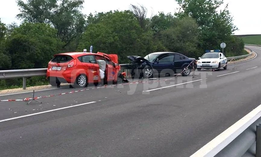 Жена пострада при челен удар на „Тойота“ и „Фолксваген“