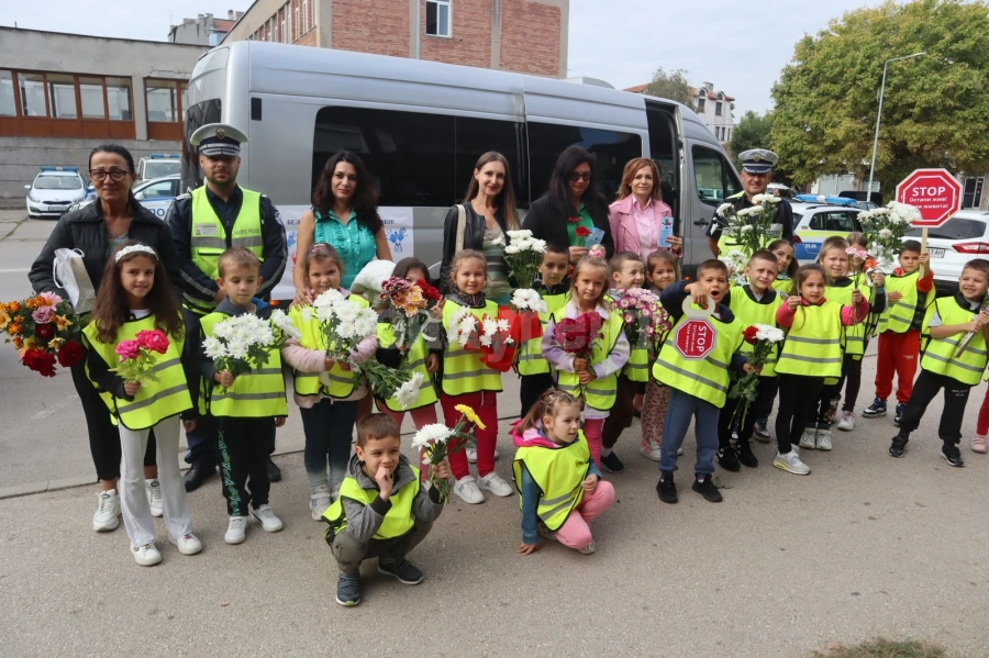 Бус с послания от децата обиколи улиците на Видин