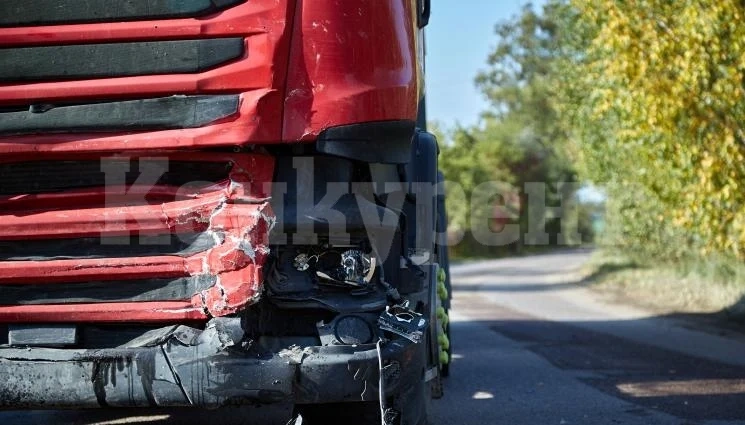 Тираджия се заби в ремарке на камион и влекач, пострадал е