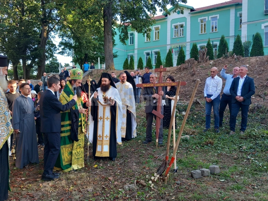 В Белоградчик строят нов храм, патриархът направи първа копка