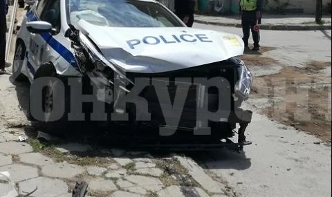 „Сеат“ се заби в патрулка на улица в Монтана