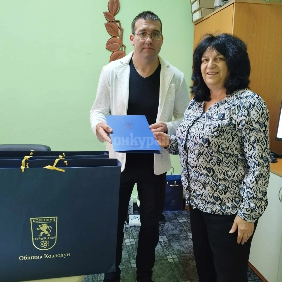 Община Козлодуй връчи поздравителни адреси и подаръци на всички учители