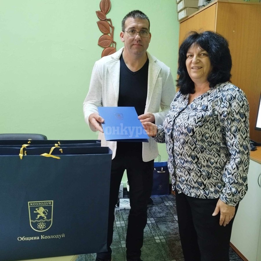 Община Козлодуй връчи поздравителни адреси и подаръци на всички учители