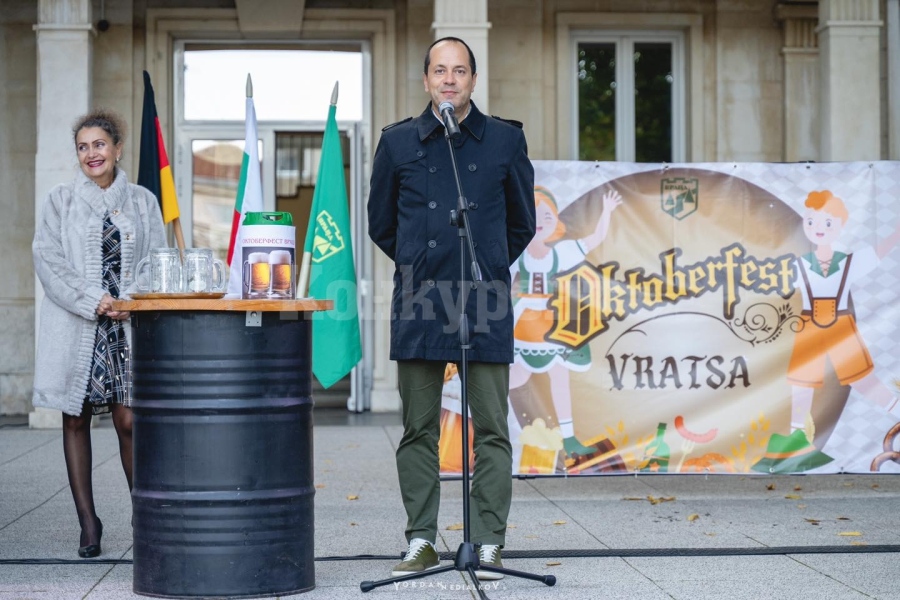 С традиционни немски ястия, питиета и DJ парти започна #Oktoberfest Vratsa СНИМКИ