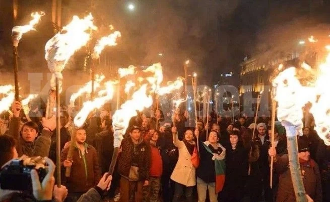 Монтана чества будителите с факелно шествие