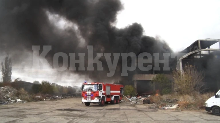 Пламна земеделски склад, погълна тонове зърно